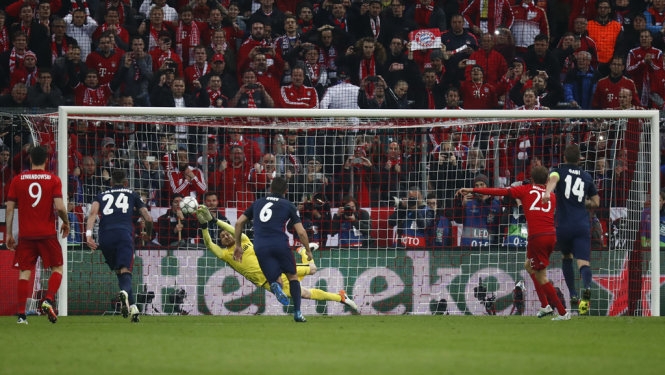  Thủ môn Oblak cản phá thành công pha sút penalty của Muller. Ảnh: Reuters