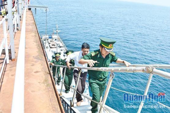 BĐBP Quảng Ngãi làm nhiệm vụ trên biển.