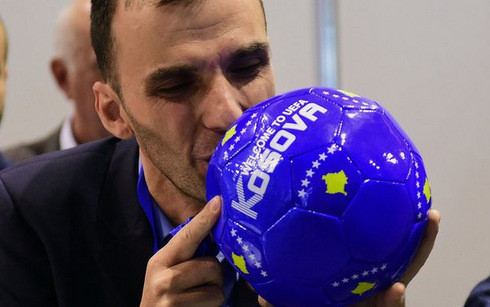  Thành viên LĐBĐ Kosovo vui mừng sau quyết định của UEFA. (Ảnh: AFP).