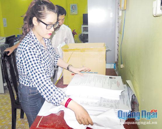  Cán bộ phòng Nội vụ thành phố tiếp nhận tài liệu của Ủy ban Bầu cử tỉnh ngày 29.4