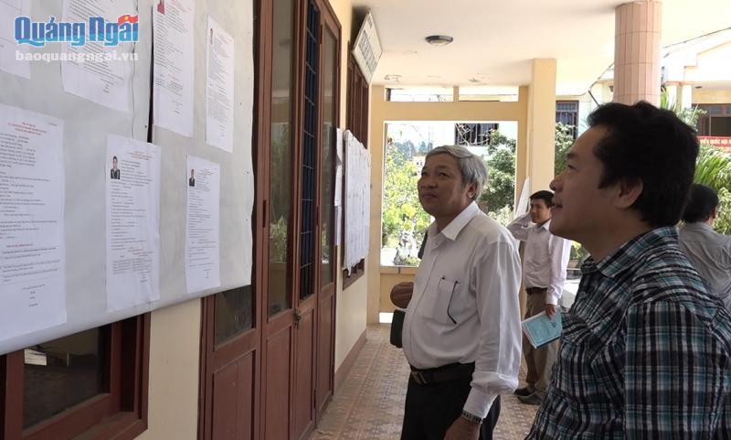 Đồng chí Võ Phiên kiểm tra công tác chuẩn bị bầu cử tại xã An Vĩnh.