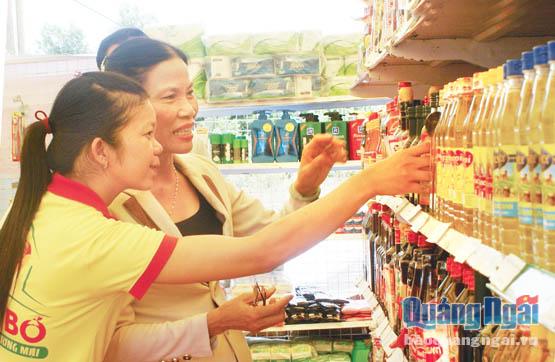 Ban Chỉ đạo CVĐ Người Việt Nam ưu tiên dùng hàng Việt Nam kiểm tra hoạt động bán hàng tại Phiên chợ hàng Việt ở xã Ba Vì (Ba Tơ). Ảnh: TL