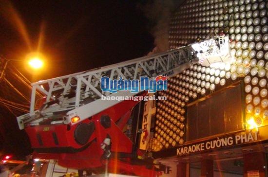 Lực lượng PCCC dùng xe thang chuyên dụng để dập lửa bên trong quán karaoke