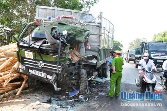 Xe tải chở keo bị bẹp đầu sau vụ tai nạn