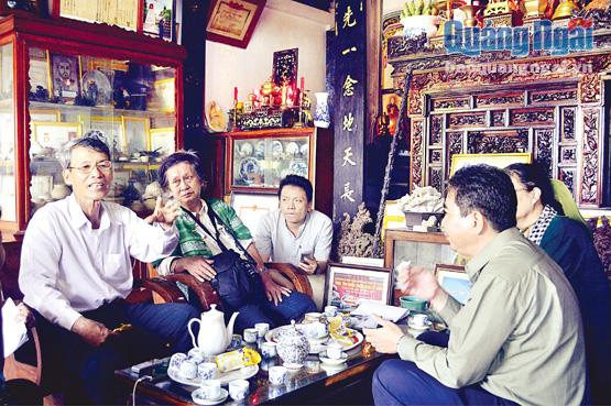 Hội Điện ảnh TP. HCM đến thăm nhà ông Phạm Thoại Tuyền ở xã An Hải để tìm hiểu thêm về đội hùng binh Hoàng Sa năm xưa.