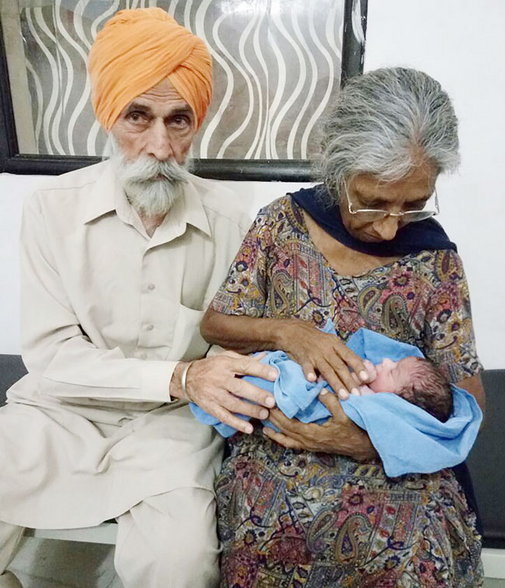 Vợ chồng cụ bà Daljinder Kaur hạnh phúc ôm con trong vòng tay tại Trung tâm Sinh sản quốc gia Ấn Độ