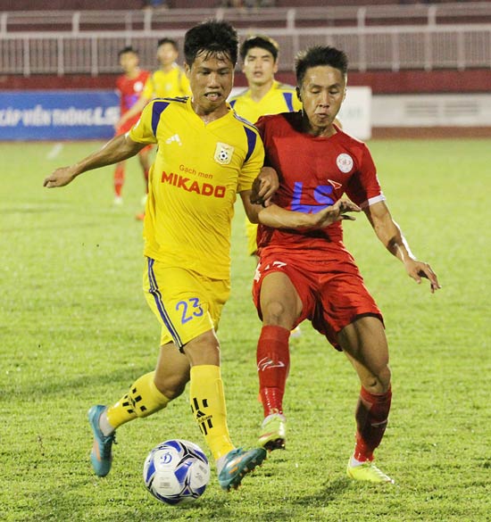 Cầm chân Nam Định ngay trên sân nhà không giúp TPHCM (phải) cải thiện thứ hạng sau 5 vòng đấu. Ảnh: NHẬT ANH