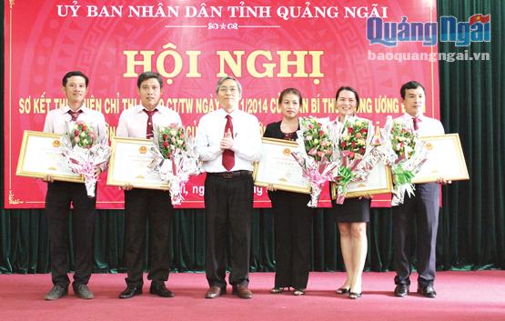 Phó Chủ tịch Thường trực UBND tỉnh Lê Quang Thích trao bằng khen cho các tập thể và cá nhân có thành tích trong thực hiện Chỉ thị 40. Ảnh: Bảo Hòa