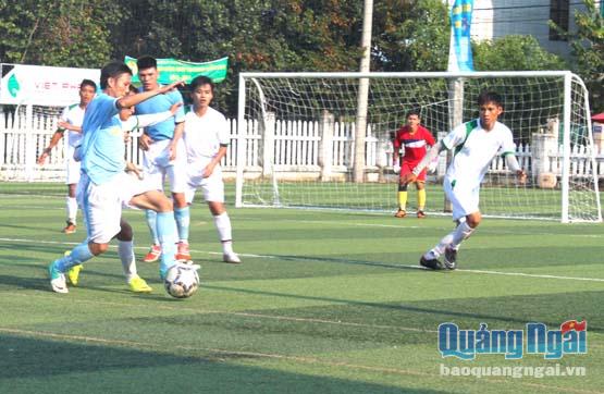 Giải bóng đá Báo Quảng Ngãi - Cúp Bia Dung Quất hấp dẫn, vì ngôi vô địch luôn đổi chủ.