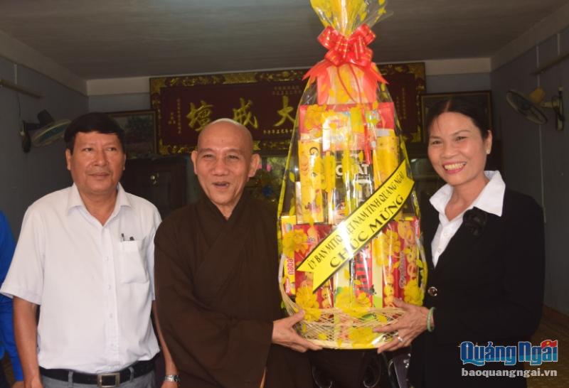 Phó Chủ tịch UBMTTQVN tỉnh Đặng Thị Lệ Thu tặng quà cho Ban Trị sự GHPGVN tỉnh Quảng Ngãi.