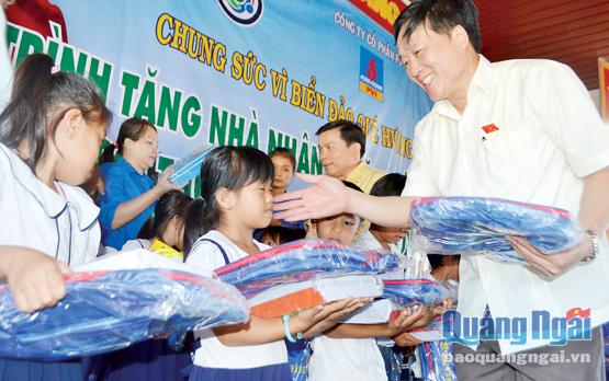 Đồng chí Nguyễn Hòa Bình - Bí thư Trung ương Đảng, Chánh án TAND Tối cao, ĐBQH khóa XIII của tỉnh tặng quà cho học sinh huyện Lý Sơn.