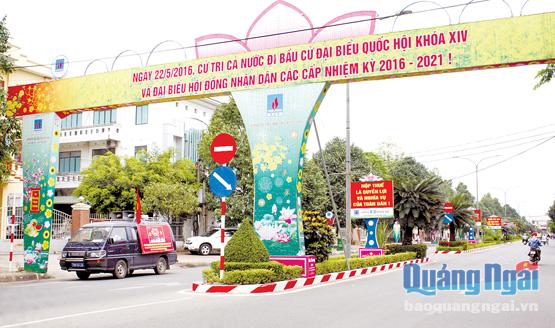 Trung tâm Văn hóa Thông tin TP. Quảng Ngãi tuyên truyền lưu động về ngày bầu cử trên các tuyến đường.                                                                 Ảnh: T.P