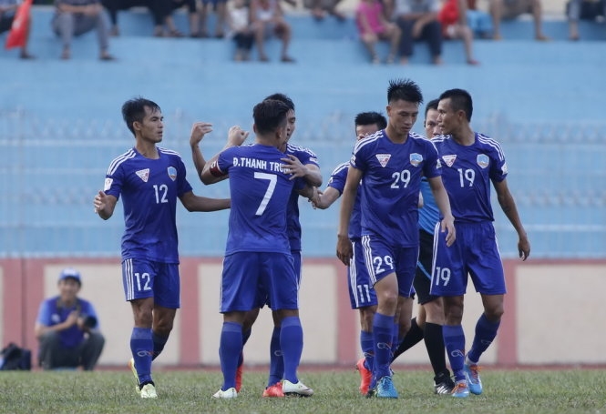 Các cầu thủ QNK Quảng Nam ăn mừng bàn thắng vào lưới Bình Dương. Ảnh: Thắng Lê