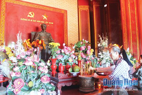 Người dân thắp nén nhang dâng lên Chủ tịch Hồ Chí Minh.                          