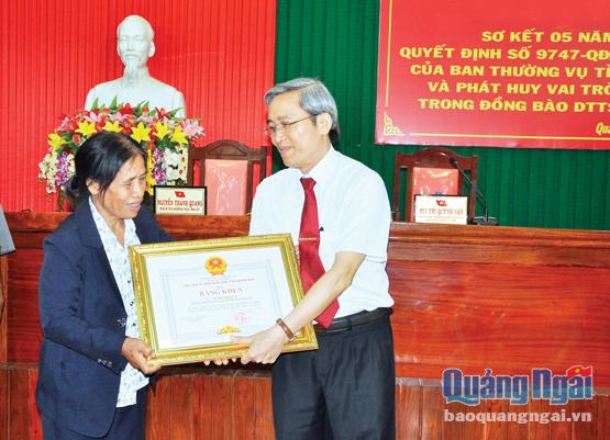 Phó Chủ tịch Thường trực  UBND tỉnh Lê Quang Thích tặng bằng khen cho bà Nguyễn Thị Thắng tại hội nghị biểu dương người có uy tín trong đồng bào dân tộc thiểu số.
