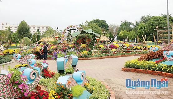 Việc trang trí vườn hoa Ba Tơ theo chủ đề năm tạo điểm nhấn cho thành phố khi Tết đến, có sự đóng góp của kỹ sư Bùi Viễn Dương.