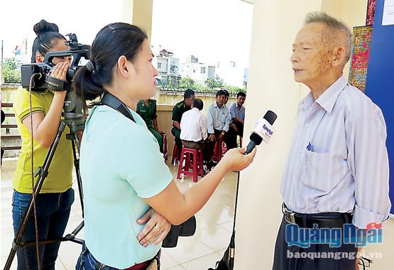 Phóng viên Báo Quảng Ngãi điện tử phỏng vấn cử tri về bầu cử.