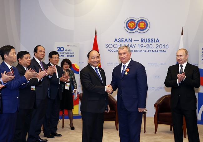 Thủ tướng Nguyễn Xuân Phúc trao Huân chương Hữu nghị của Việt Nam cho Chủ tịch Tập đoàn Rosneft I. Sechin - Ảnh: VGP/Quang Hiếu