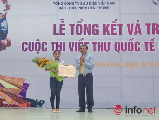Thứ trưởng Bộ TT&TT Nguyễn Minh Hồng, Trưởng Ban Tổ chức cuộc thi viết thư quốc tế UPU lần thứ 45 tại Việt Nam trao giải Nhất cho em Nguyễn Thu Trang, tác giả bức thư gây xúc động lòng người và có tính thời sự quốc tế cao.