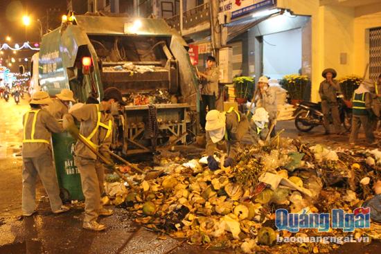 Sau khi dọn sạch đường phố, các công nhân vệ sinh môi trường đến thu gom rác ở từng hộ gia đình và tập trung thu dọn ở các khu vực họp chợ
