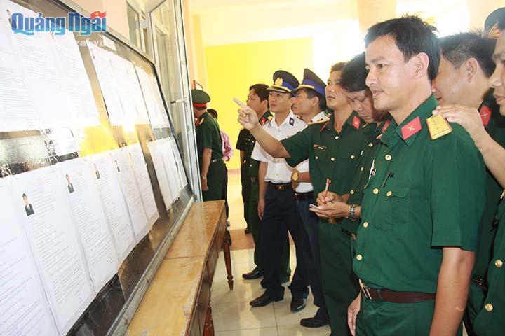 Các chiến sĩ đọc lại danh sách các ứng cử viên trước khi bỏ phiếu