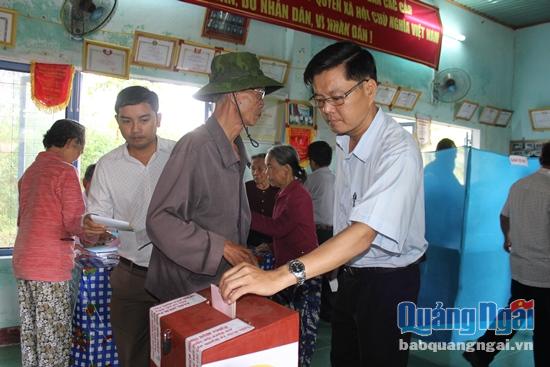 Cử tri Minh Long đã hoàn thành việc bỏ phiếu bầu cử tại 38 điểm trên địa bàn huyện