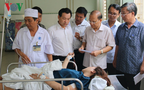 Lãnh đạo tỉnh Bình Thuận thăm hỏi nạn nhân bị thương đang điều trị.