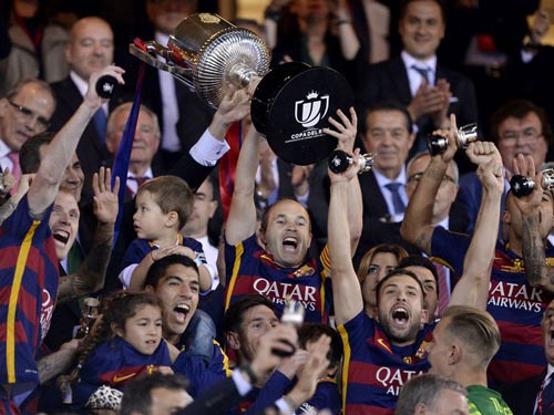  Đội trưởng Andres Iniesta nâng cao chiếc cúp vô địch