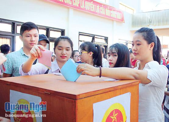 Cử tri Võ Như Phương (đầu tiên bên phải)- Sinh viên năm thứ 2, Khoa Kế toán Kiểm toán- Trường Đại học Tài Chính- Kế toán tham gia bỏ phiếu. Ảnh: TRỊNH PHƯƠNG