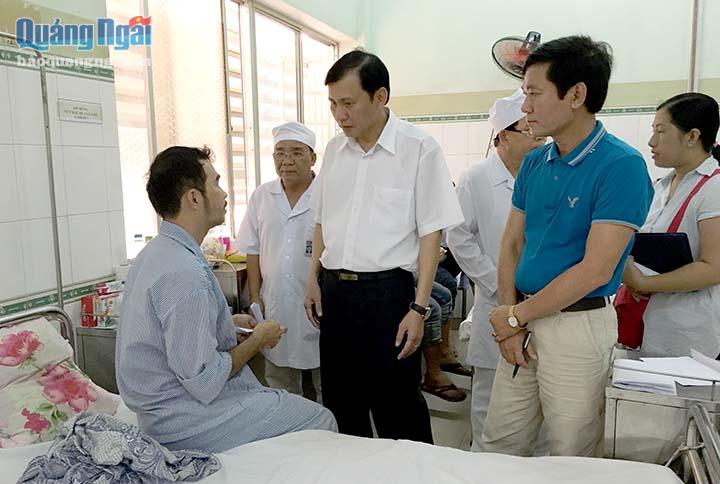 Phó Chủ tịch UBND tỉnh Phạm Trường Thọ cùng Ban ATGT tỉnh thăm hỏi, hỗ trợ các nạn nhân đang được điều trị tại Bệnh viện Đa khoa tỉnh Bình Thuận