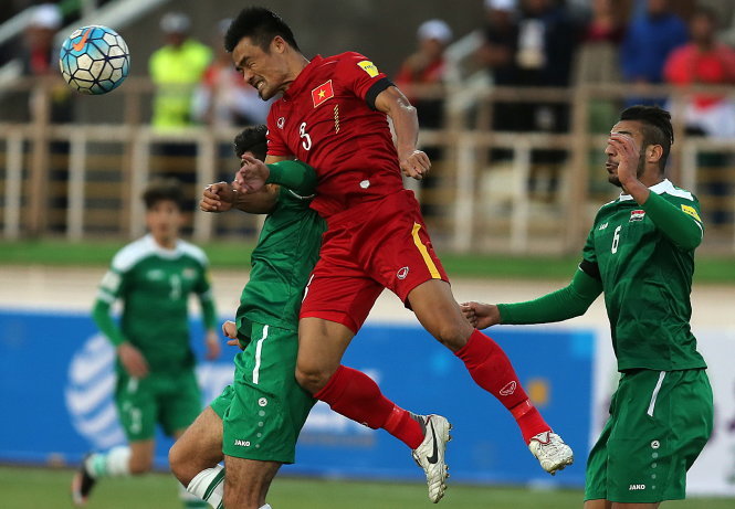 Trung vệ Đình Luật (5) trong trận gặp Iraq tại vòng loại World Cup 2018. Ảnh: AFP