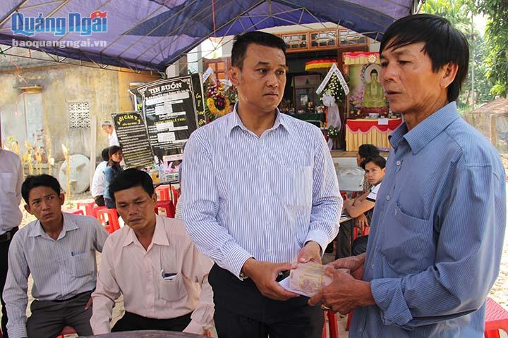 Ông Đặng Trọng Hiền- Phó Tổng Giám đốc Công ty Phương Trang (áo trắng) trao hỗ trợ 50 triệu đồng cho