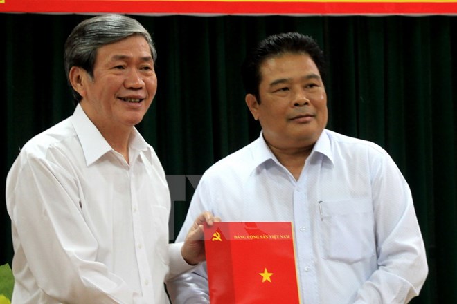 Đồng chí Đinh Thế Huynh trao quyết định cho đồng chí Sơn Minh Thắng. Ảnh TTXVN