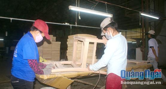  Bàn ghế chế biến từ gỗ keo để xuất khẩu của Công ty Hoàn Vũ (KCN Quảng Phú).                                Ảnh: T.N