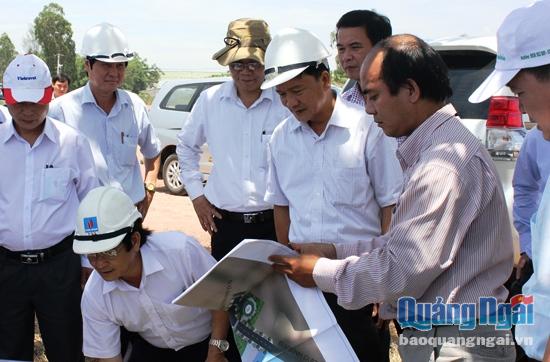 Chủ tịch UBND tỉnh cùng lãnh đạo các sở, ban, ngành liên quan đi kiểm tra thực tế khu dân cư bờ Bắc sông Trà Bồng