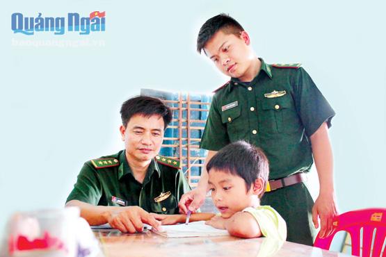 Ngoài hỗ trợ 500.000 đồng/tháng/trường hợp, chiến sĩ Đồn Biên phòng  Đức Minh còn hướng dẫn, hỏi han tình hình học tập của các em.