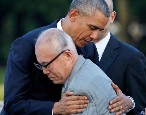 Tổng thống Mỹ Barack Obama ôm cụ Shigeaki Mori, 79 tuổi, một nhân chứng sống sót sau vụ nổ bom nguyên tử. Ảnh: REUTERS
