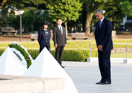 Tổng thống Mỹ Barack Obama đặt vòng hoa tại Công viên Tưởng niệm Hòa bình Hiroshima, ngày 27-5-2016. Ảnh: REUTERS
