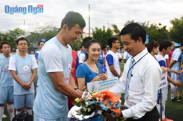 Ban tổ chức tặng hoa, cờ lưu niệm và động viên các đội bóng tham dự giải