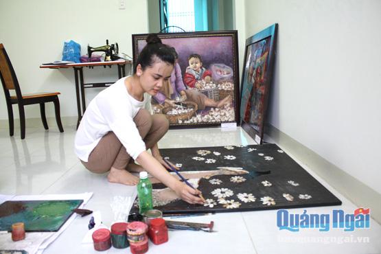 Lâm Thị Minh Nguyệt  đang thực hiện tác phẩm “Thiếu nữ” tham gia trại sáng tác Mỹ thuật năm 2016.