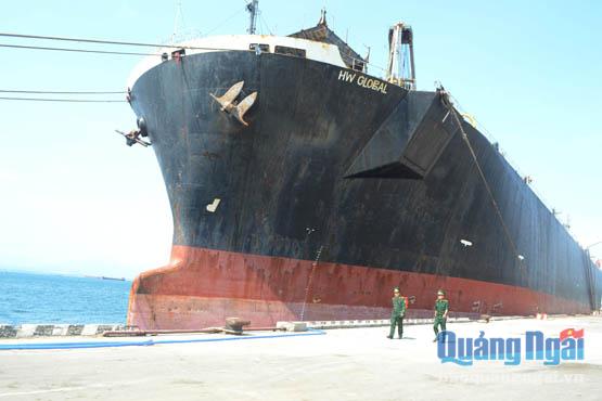 Nhiều thủ tục hành chính không phù hợp được bãi bỏ, tạo thuận lợi cho nhiều phương tiện và hàng hóa xuất/nhập qua cảng Dung Quất nhanh chóng.
