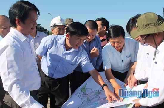 Chủ tịch UBND tỉnh Trần Ngọc Căng đi kiểm tra thực tế dự án kè bờ Nam sông Vệ, Mộ Đức