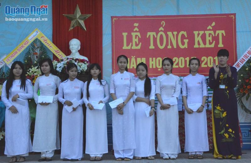 Cô Phan Thị Minh- Hiệu trưởng nhà trường trao phần thưởng cho học sinh đạt danh hiệu Học sinh giỏi cấp tỉnh.