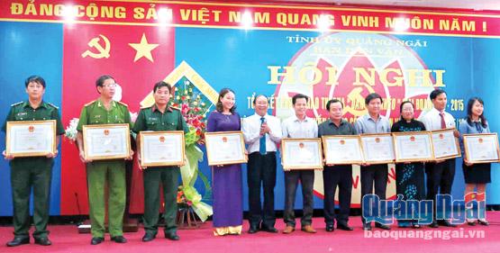 Phó Bí thư Thường trực Tỉnh ủy Nguyễn Thanh Quang tặng Bằng khen cho các tập thể, cá nhân có thành tích trong công tác dân vận năm 2015.