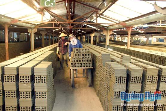 Hoạt động sản xuất gạch tại Nhà máy gạch Tuynel Bình Nguyên- cụm CN-LN Bình Nguyên (Bình Sơn).