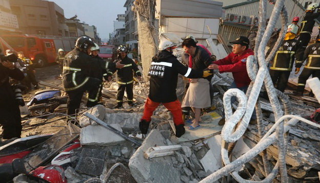  Nhân viên cứu hộ Đài Loan giải cứu một nạn nhân trong vụ động đất ngày 6-2 - Ảnh: AFP