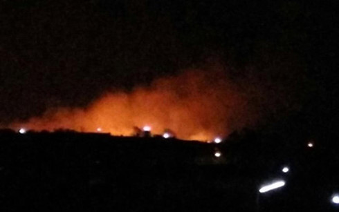 Đám cháy bốc lên từ kho đạn gần thành phố Nagpur, thuộc bang Maharastra, phía Tây Ấn Độ. (Ảnh: ANI)