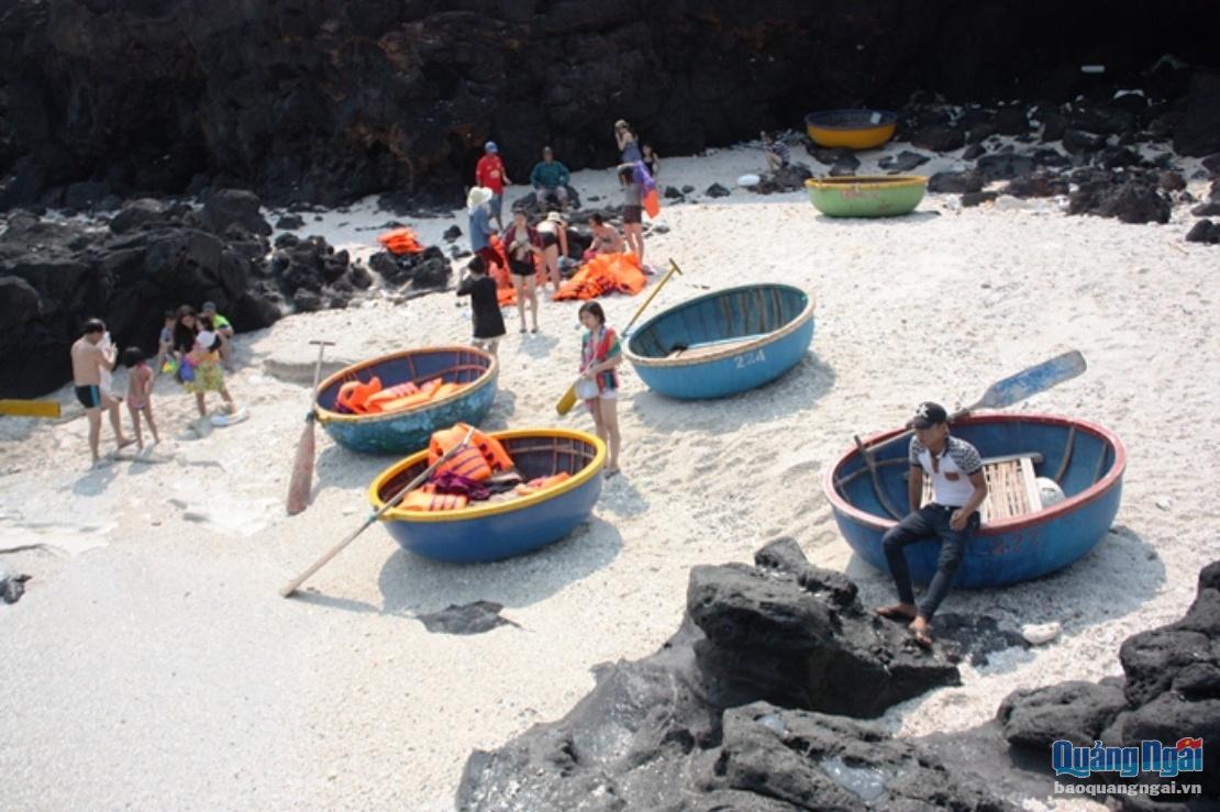Khu vực Bãi Sau, đảo Bé thu hút rất đông du khách đến tắm biển, thưởng ngoạn thiên nhiên. Ảnh: Hiền Linh.