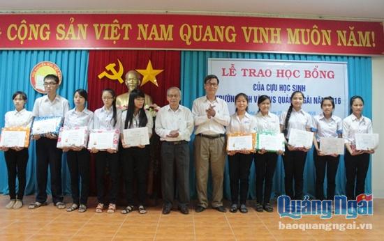 Đây là những em học sinh đạt thành tích cao trong môn học tiếng Anh ở các trường trên địa bàn tỉnh.