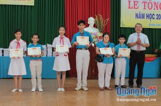 Nhà trường trao giấy khen cho các em học sinh.